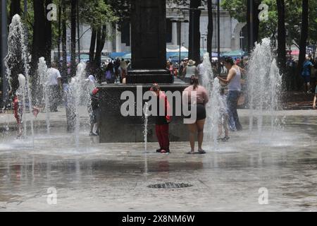 Mexiko-Stadt, Mexiko. Mai 2024. Junge Menschen kühlen sich in einem Brunnen ab aufgrund der hohen Temperaturen, die das Land während der dritten Hitzewelle treffen, die Temperaturen werden voraussichtlich 45 Grad im Laufe des Monats erreichen. Am 26. Mai 2024 in Mexiko-Stadt. (Foto: Ian Robles/ Credit: Eyepix Group/Alamy Live News Stockfoto