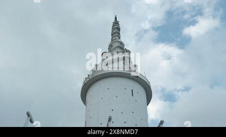 Sri Lanka, Kandy - 29. Juli 2023: Ambuluwawa Tower Sri lanka. Aktion. Blick von unten auf den weißen Spiralturm am Hintergrundhimmel. Wunderschön aufragend Stockfoto