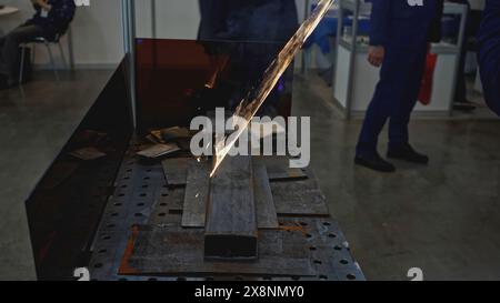 Laserstrahl, der Rost auf Metall entfernt. Medien. Laserstrahl-Linie entfernt rostige Spuren auf Metall. Industrielle Laserbehandlung von Metallen aus Rost Stockfoto