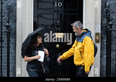 London, Großbritannien. Mai 2024. Figen Murray (R) kommt in der Londoner Downing Street an, um sich mit Premierminister Rishi Sunak zu treffen, um die vorgeschlagene Gesetzgebung zu erörtern, die als Martyn's Law bekannt ist, um die Terrorschutzmaßnahmen an den Veranstaltungsorten zu verstärken. Figen Murray ist in den letzten zwei Wochen von der Manchester Arena aus gelaufen, wo ihr Sohn Martyn bei dem Terroranschlag 2017 getötet wurde. (Credit Image: © Tejas Sandhu/SOPA Images via ZUMA Press Wire) NUR REDAKTIONELLE VERWENDUNG! Nicht für kommerzielle ZWECKE! Stockfoto