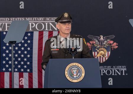 West Point, Usa. Mai 2024. General Steven Gilland spricht während der Abschlussfeier der U.S. Military Academy 2024 in West Point, NY. Präsident Joe Biden hielt eine Antrittsrede. Er wiederholte die Unterstützung der USA für die Ukraine, erwähnte jedoch, dass kein US-Militär in die Ukraine entsandt werde. Er erwähnte, dass das Militär humanitäre Hilfe für die Bevölkerung von Gaza leistet. 1.231 Kadetten kamen 2020 in West Point ein und 036 graduierten. (Foto: Lev Radin/Pacific Press) (Foto: Lev Radin/Pacific Press) Credit: Pacific Press Media Production Corp./Alamy Live News Stockfoto