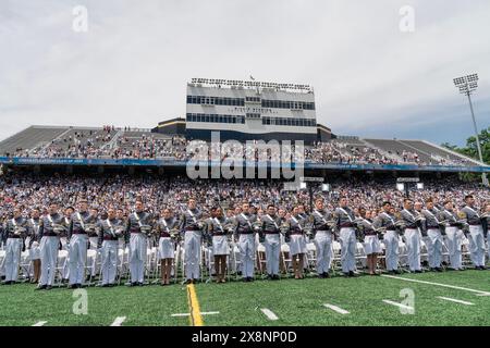 West Point, Usa. Mai 2024. Absolventen, die während der Abschlusszeremonie der U.S. Military Academy 2024 in West Point, NY, ihr Diplom erhalten haben. Präsident Joe Biden hielt eine Antrittsrede. Er wiederholte die Unterstützung der USA für die Ukraine, erwähnte jedoch, dass kein US-Militär in die Ukraine entsandt werde. Er erwähnte, dass das Militär humanitäre Hilfe für die Bevölkerung von Gaza leistet. 1.231 Kadetten kamen 2020 in West Point ein und 036 graduierten. (Foto: Lev Radin/Pacific Press) (Foto: Lev Radin/Pacific Press) Credit: Pacific Press Media Production Corp./Alamy Live News Stockfoto