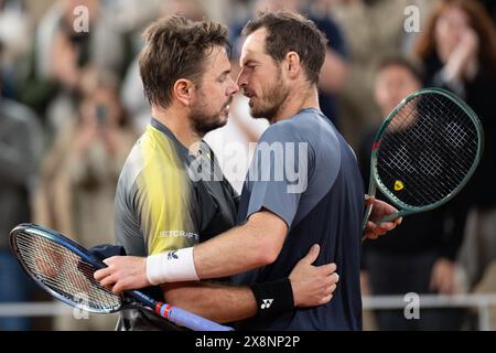 Paris, Frankreich. Mai 2024. Stan Wawrinka (L) aus der Schweiz begrüßt Andy Murray aus Großbritannien nach dem Spiel der ersten Runde der Männer beim Tennis-Turnier der French Open in Roland Garros, Paris, Frankreich, 26. Mai 2024. Quelle: Meng Dingbo/Xinhua/Alamy Live News Stockfoto