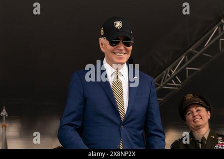 Präsident Joe Biden Jr. lächelt, wenn die Absolventen nach dem Abschluss der Abschlussfeier der U.S. Military Academy 2024 in West Point, NY, feiern. Präsident Joe Biden hielt eine Antrittsrede. Er wiederholte die Unterstützung der USA für die Ukraine, erwähnte jedoch, dass kein US-Militär in die Ukraine entsandt werde. Er erwähnte, dass das Militär humanitäre Hilfe für die Bevölkerung von Gaza leistet. 1.231 Kadetten kamen 2020 in West Point ein und 036 graduierten. (Foto: Lev Radin/Pacific Press) (Foto: Lev Radin/Pacific Press) Stockfoto