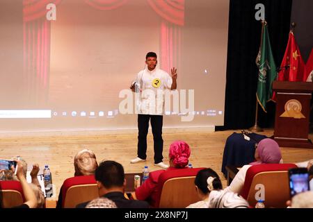 Kairo, Ägypten. Mai 2024. Ein Student tritt während des Wettbewerbs „Chinese Bridge“ am 25. Mai 2024 im Theater des Konfuzius-Instituts für Chinesisch-Lernen an der Universität Kairo in Ägypten auf. Schüler, die 13 ägyptische Schulen repräsentierten, präsentierten eine faszinierende Performance während des Wettbewerbs „Chinese Bridge“ in chinesischer Sprache, der hier stattfand. Quelle: Ahmed Gomaa/Xinhua/Alamy Live News Stockfoto