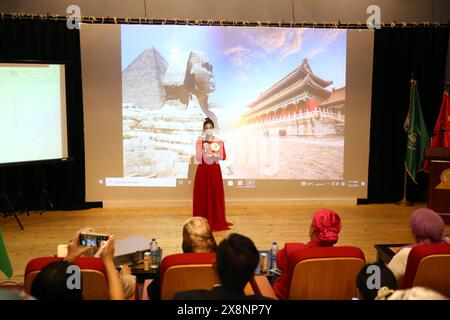 Kairo, Ägypten. Mai 2024. Ein Student tritt während des Wettbewerbs „Chinese Bridge“ am 25. Mai 2024 im Theater des Konfuzius-Instituts für Chinesisch-Lernen an der Universität Kairo in Ägypten auf. Schüler, die 13 ägyptische Schulen repräsentierten, präsentierten eine faszinierende Performance während des Wettbewerbs „Chinese Bridge“ in chinesischer Sprache, der hier stattfand. Quelle: Ahmed Gomaa/Xinhua/Alamy Live News Stockfoto