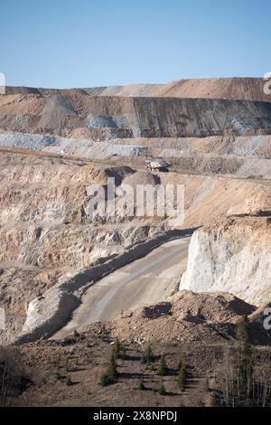 Der Tagebau in der Cripple Creek und Victor Gold Mine in Victor, Colorado, in der Nähe der berühmten Cripple Creek Mining Town in den Rocky Mtns. Stockfoto