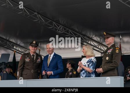 West Point, New York, USA. Mai 2024. General Steven Gilland, Präsident Joe Biden Jr., Sekretärin der Armee Christine Wormuth, General Randy George beobachten, wie die Absolventen während der Abschlussfeier der U.S. Military Academy 2024 in West Point, NY, feiern. Präsident Joe Biden hielt eine Antrittsrede. Er wiederholte die Unterstützung der USA für die Ukraine, erwähnte jedoch, dass kein US-Militär in die Ukraine entsandt werde. Er erwähnte, dass das Militär humanitäre Hilfe für die Bevölkerung von Gaza leistet. 1.231 Kadetten kamen 2020 in West Point ein und 036 graduierten. (Credi Stockfoto