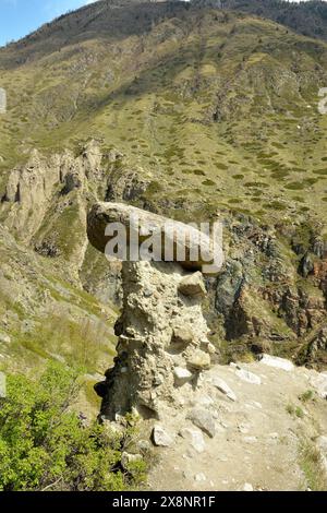 Ein riesiger Stein auf einem dünnen Sandsteinbein am Hang eines hohen Berges an einem sonnigen Frühlingstag. Steinpilze, Altai, Sibirien, Russland. Stockfoto