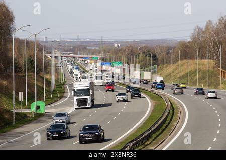 Ruda Slaska, Polen. März 2024. Allgemeiner Blick auf die überfüllte Autobahn A4 in Ruda Ruda Slaska. Die Autobahn A4 ist die längste Autobahn Polens. Sie verläuft durch Südpolen von der Polnisch-deutschen Grenze in Zgorzelec, östlich bis zur Grenze zur Ukraine in Korczowa. Die A4 ist Teil der europäischen Route E40. Quelle: SOPA Images Limited/Alamy Live News Stockfoto