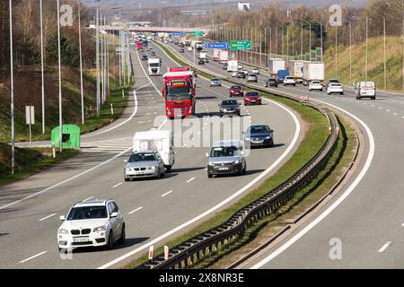 Ruda Slaska, Polen. März 2024. Allgemeiner Blick auf die überfüllte Autobahn A4 in Ruda Ruda Slaska. Die Autobahn A4 ist die längste Autobahn Polens. Sie verläuft durch Südpolen von der Polnisch-deutschen Grenze in Zgorzelec, östlich bis zur Grenze zur Ukraine in Korczowa. Die A4 ist Teil der europäischen Route E40. Quelle: SOPA Images Limited/Alamy Live News Stockfoto