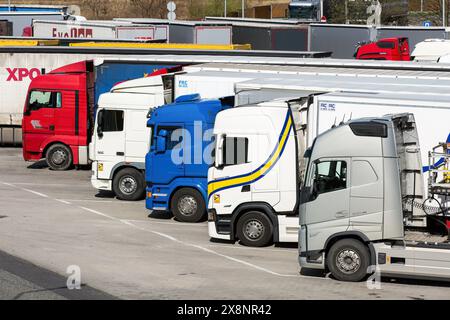 Ruda Slaska, Polen. März 2024. Lkw werden auf dem Parkplatz in der Nähe der Autobahn A4 in Ruda Ruda Slaska gesehen. Die Autobahn A4 ist die längste Autobahn Polens. Sie verläuft durch Südpolen von der Polnisch-deutschen Grenze in Zgorzelec, östlich bis zur Grenze zur Ukraine in Korczowa. Die A4 ist Teil der europäischen Route E40. Quelle: SOPA Images Limited/Alamy Live News Stockfoto