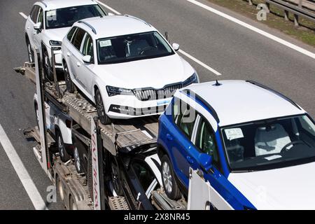 Ruda Slaska, Polen. März 2024. Neue Skoda-Autos auf einem Lastwagenanhänger auf der Autobahn A4 gesehen Ruda Slaska. Die Autobahn A4 ist die längste Autobahn Polens. Sie verläuft durch Südpolen von der Polnisch-deutschen Grenze in Zgorzelec, östlich bis zur Grenze zur Ukraine in Korczowa. Die A4 ist Teil der europäischen Route E40. Quelle: SOPA Images Limited/Alamy Live News Stockfoto