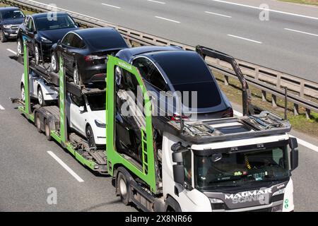 Ruda Slaska, Woiwodschaft Schlesien, Polen. März 2024. Neue Tesla-Autos auf einem Lastwagenanhänger auf der Autobahn A4 in Ruda Slaska. Die Autobahn A4 ist die längste Autobahn Polens. Sie verläuft durch Südpolen von der Polnisch-deutschen Grenze in Zgorzelec, östlich bis zur Grenze zur Ukraine in Korczowa. Die A4 ist Teil der europäischen Route E40. (Credit Image: © Karol Serewis/SOPA Images via ZUMA Press Wire) NUR REDAKTIONELLE VERWENDUNG! Nicht für kommerzielle ZWECKE! Stockfoto