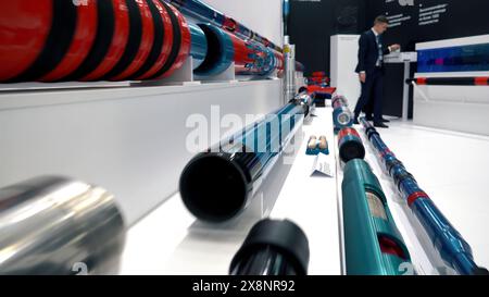 Neue glänzend polierte Metallrohre im Laden. Medien. Metall- und Kunststoffrohre liegen in einem Baumarkt zum Verkauf. Stockfoto