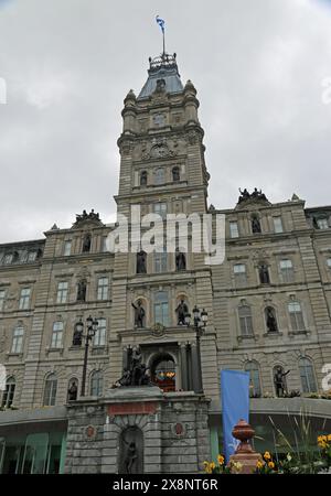 Parlamentsturm vertikal - Quebec City, Kanada Stockfoto