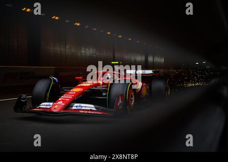 Monaco, Monaco. Mai 2024. Carlos Sainz, spanischer Fahrer von Scuderia Ferrari, tritt beim zweiten Training des Formel-1-Grand-Prix von Monaco an. (Foto: Jure Makovec/SOPA Images/SIPA USA) Credit: SIPA USA/Alamy Live News Stockfoto