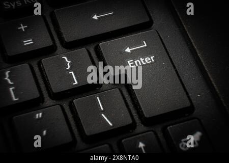 Detailansicht der roten Eingabetaste auf der Tastatur Stockfoto