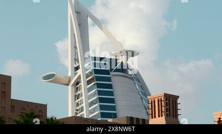 Dubai Stadtarchitektur unter blauem Himmel. Aktion. Hochhäuser im Stadtzentrum. Stockfoto