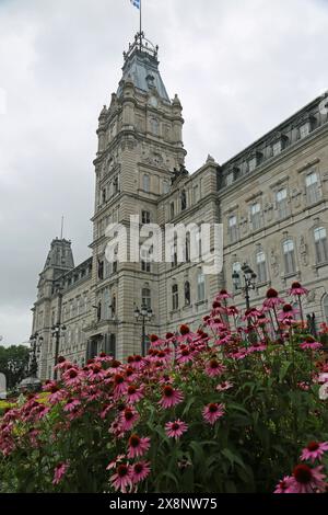 Blumen und parlament vertikal - Quebec City, Kanada Stockfoto