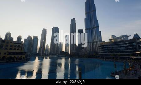 Dubai - Vereinigte Arabische Emirate, 23. Januar 2023: Hotels in Dubai. Aktion. Blaues Cearwasser des Stadtbrunnens. Stockfoto