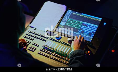 Der DJ in der Disco arbeitet hinter der Fernbedienung. Medien. Nahaufnahme der professionellen DJ-Ausrüstung. Stockfoto