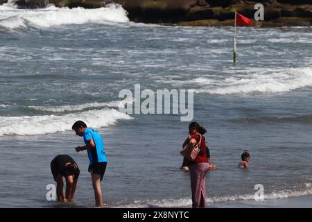 Veracruz, Mexiko. Mai 2024. Die Menschen gehen zum Hafen von Veracruz, um sich von den hohen Temperaturen abzukühlen, die das Land treffen. Während der dritten Hitzewelle werden die Temperaturen im Laufe des Monats 45 Grad erreichen.am 26. Mai 2024 in Veracruz, Mexiko. (Foto: Carlos Santiago/Eyepix Group/SIPA USA) Credit: SIPA USA/Alamy Live News Stockfoto