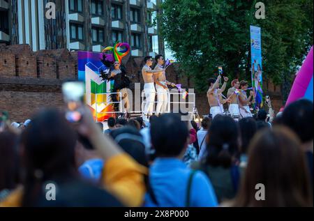 Chiang Mai, Thailand. Mai 2024. Mitglieder der LGBTQIA-Community nehmen an einem „Chiang Mai Bunte Pride Month 2024“-marsch in Chiang Mai Teil. (Foto: Pongmanat Tasiri/SOPA Images/SIPA USA) Credit: SIPA USA/Alamy Live News Stockfoto