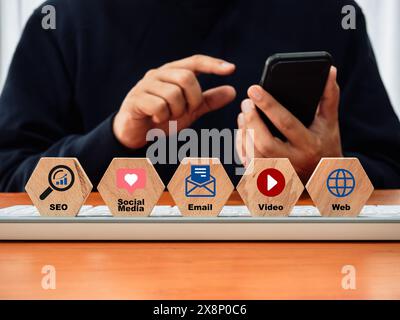 Digitales Marketing Online-Hintergrundkonzept. Marketing-Symbol, Management-Strategie-Elemente auf hölzernen sechseckigen Würfelblöcken auf Tastatur-Computer auf Schreibtisch W Stockfoto