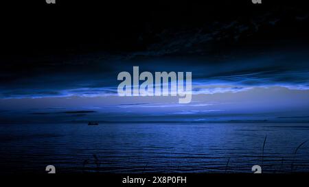 Märchenhafte atemberaubende Nachtlandschaft mit plätscherndem Fluss mit einem schwimmenden Boot. Clip. Dunkelblauer Himmel und Mondschein, schwere Wolken über dem Wasser. Stockfoto