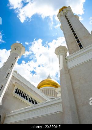 Vertikale Szene, Architekturgebäude außerhalb der masjid of Omar Ali Saifuddien Moschee, benannt nach dem 28. Sultan, Wahrzeichen in Bandar Ser Stockfoto