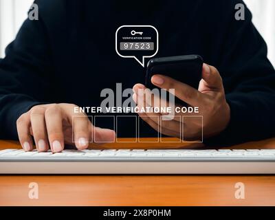 Zwei-Schritte-Authentifizierung oder 2FA-Konzept. Ein leeres Eingabefeld für den Verifizierungscode wird angezeigt, wenn ein Mann das Mobiltelefon verwendet, um Kennwortnummern mit Schlüssel-ico zu überprüfen Stockfoto