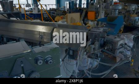 Produktion von Kabeln und Maschinen im Werk. Kreativ. Industrieller Hintergrund in der Werkstatt. Stockfoto