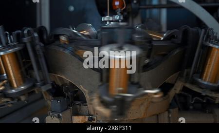 Rotierende Spulen mit Draht. Kreativ. Schnell rotierende Spulen mit Kupferdraht in metallurgischen Unternehmen. Automatisierte Kupferdrahtwickelmaschine Stockfoto