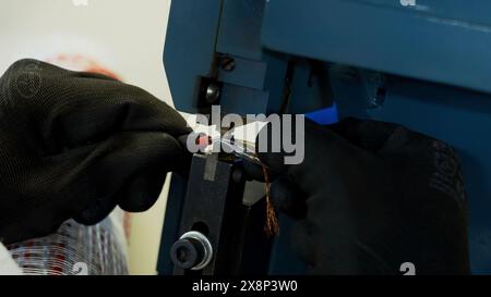 Nahaufnahme der technischen Lötdrähte im Werk. Kreativ. Mit professioneller Ausrüstung. Stockfoto