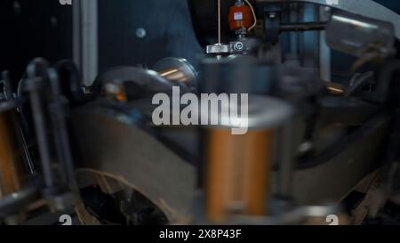 Rotierende Spulen mit Draht. Kreativ. Schnell rotierende Spulen mit Kupferdraht in metallurgischen Unternehmen. Automatisierte Kupferdrahtwickelmaschine Stockfoto