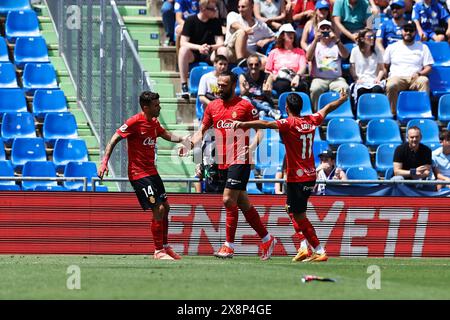 Getafe, Spanien. Mai 2024. Vedat Muriqi (Mallorca) Fußball/Fußball : Muriqi feiert nach seinem Tor mit Tema-Spielern während des spanischen Spiels LaLiga EA Sports zwischen Getafe CF 1-2 RCD Mallorca im Estadio Coliseum Getafe in Getafe, Spanien . Quelle: Mutsu Kawamori/AFLO/Alamy Live News Stockfoto