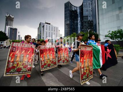 Mexiko-Stadt, Mexiko-Stadt, Mexiko. Mai 2024. Verwandte der 43 vermissten Schüler aus Ayotzinapa im Bundesstaat Guerrero, Mexiko, und Schüler dieser Schule protestieren an den Straßen der mexikanischen Hauptstadt. â fast zehn Jahre nach dem Verschwinden am 24. September haben die Regierungen, die verabschiedet haben, ihnen keine Ergebnisse der Ermittlungen vorgelegt. Â . Präsident Lopez Obrador versprach, sich einen Tag später mit ihnen zu treffen, nachdem die Wahlen am 2. Juni stattfanden, um den neuen Präsidenten Mexikos zu wählen. Quelle: ZUMA Press, Inc./Alamy Live News Stockfoto