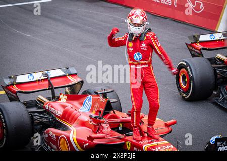 Monaco, Monaco. Mai 2024. Charles Leclerc, der Fahrer von Scuderia Ferrari, feiert nach dem Sieg des Formel-1-Grand-Prix-Rennens von Monaco. (Foto: Andreja Cencic/SOPA Images/SIPA USA) Credit: SIPA USA/Alamy Live News Stockfoto