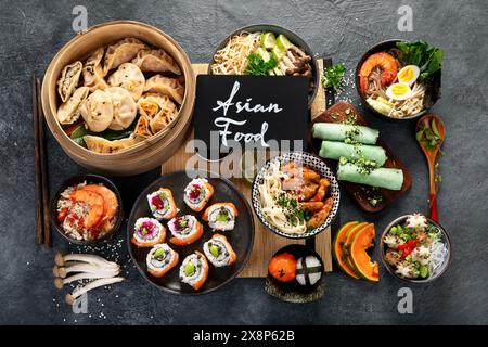 Auswahl chinesischer Speisen. Chinesische Nudeln, gebratener Reis, Knödel, Dim Sum, Frühlingsrollen. Berühmte chinesische Gerichte auf schwarzem Hintergrund. Top-Film Stockfoto