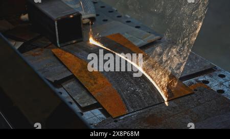 Laserstrahl, der Rost auf Metall entfernt. Medien. Laserstrahl-Linie entfernt rostige Spuren auf Metall. Industrielle Laserbehandlung von Metallen aus Rost Stockfoto