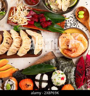 asiatische Gerichte und Snacks auf weißem Hintergrund. Traditionelles kulinarisches Konzept. Draufsicht. Stockfoto