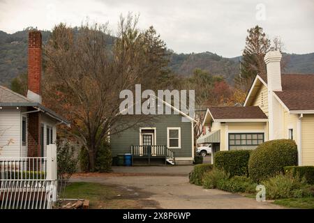 Aumtum bewölktes Licht und Laub umgeben Häuser und Gebäude im Zentrum von Ukiah, Kalifornien, USA. Stockfoto