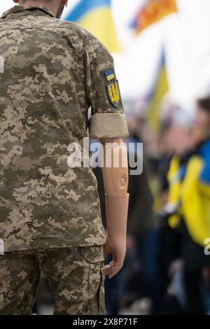 Ukrainischer Veteranensoldat mit Prothese. Krieg in der Ukraine. Stoppen Sie den Krieg. Truppen der Ukraine. Russland Ukraine Krieg. Ukrainischer Veteran mit Amputation Stockfoto