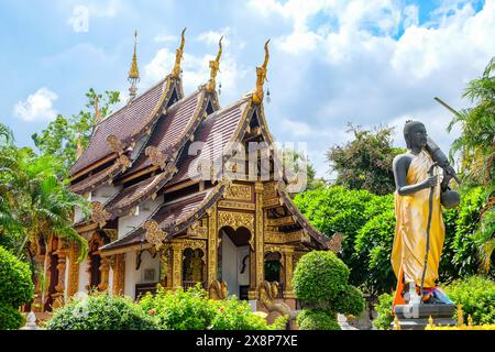 Mönchsstatue vor der Ordinationshalle im Wat Chedi Liam, Wiang Kum kam Stockfoto