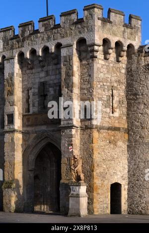 SOUTHAMPTON, Großbritannien - 11. MAI 2024: Das Bargate ist ein mittelalterliches Torhaus im Stadtzentrum Stockfoto