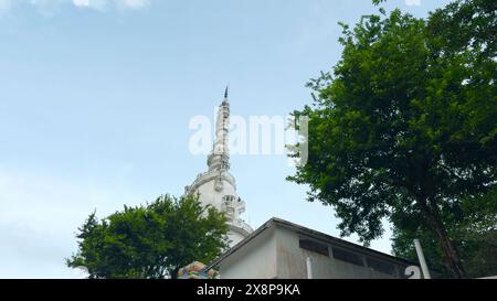 Sri Lanka, Kandy - 29. Juli 2023: Weißer Turm in Sri Lanka. Aktion. Blick von unten auf den weißen Turm von Ambuluvava. Wirbelnder weißer Turm mit Stockfoto