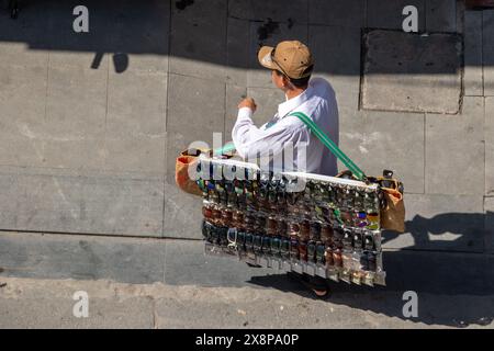 SAIGON, VIETNAM, 13. Dezember 2017, Ein Verkäufer bietet Sonnenbrillen auf den Straßen von Saigon an Stockfoto