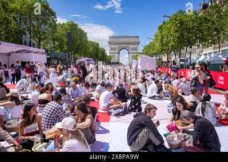FRANKREICH. PARIS (75) 8 EME ARRONDISSEMENT. AVENUE DES CHAMPS-ELYSEES (SONNTAG, 26. MAI 2024). AUF INITIATIVE DES AUSSCHUSSES FÜR DIE CHAMPS-ELYSÉES, FAST 4,0 Stockfoto