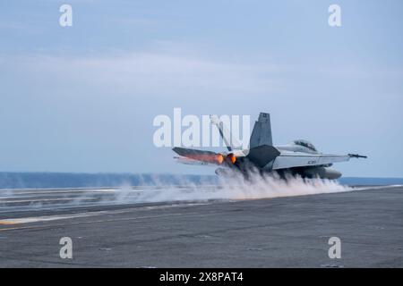 240526-N-AR554-1116 PHILIPPINE SEA (26. Mai 2024) eine F/A-18F Super Hornet, die an die Diamondbacks der Strike Fighter Squadron (VFA) 102 angeschlossen ist, startet Stockfoto